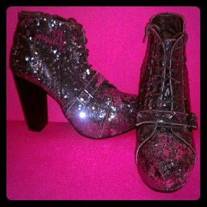 👢SZ 6👢SILVER GLITTER BOOTIES BUCCO CUTE LOW HEEL